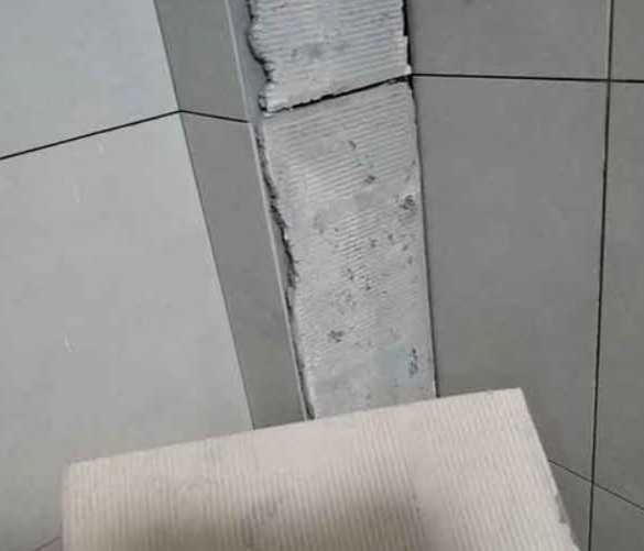 白城瓷砖空鼓维修公司分享下厨房瓷砖脱落的补救措施。